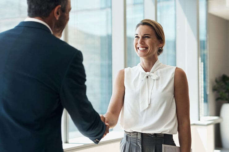 A woman meeting with Pecusavvy Financial for wealth management in El Paso.